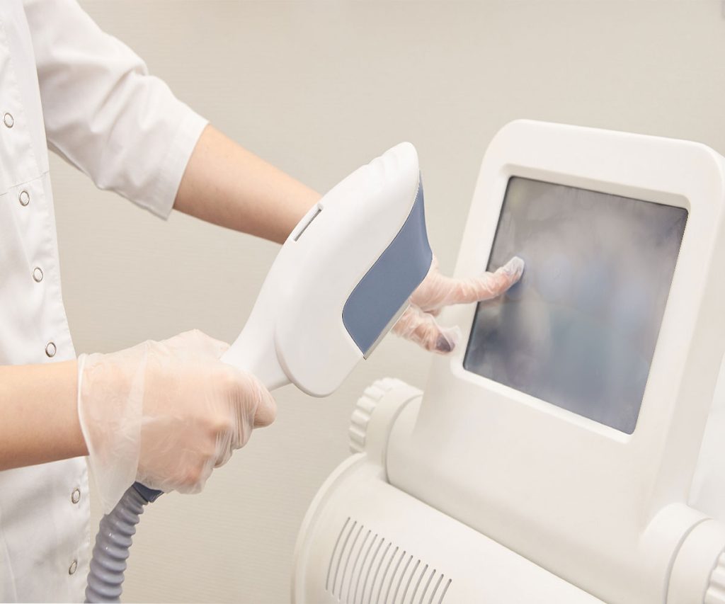 2 biểu hiện trên mặt và 2 triệu chứng trên người cho thấy bạn đang bị bệnh gan